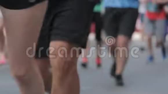 马拉松赛跑运动员群众前景腿离开焦点视频的预览图
