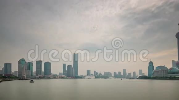 雨天夕阳西下上海城市河湾全景4k时光流逝中国视频的预览图