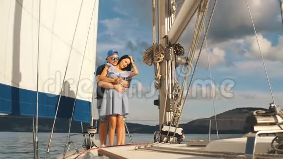 恋爱中的情侣在游艇上拥抱和愚弄视频的预览图