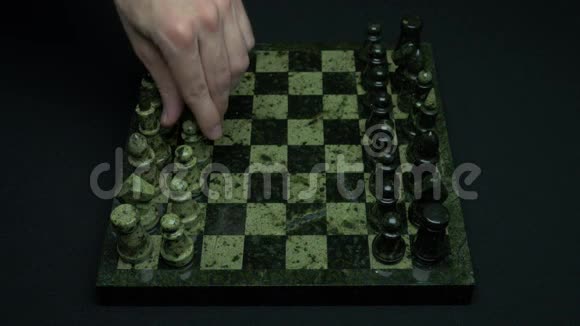 人在棋局中是第一位的开始比赛第一步手棋和象棋棋盘视频的预览图