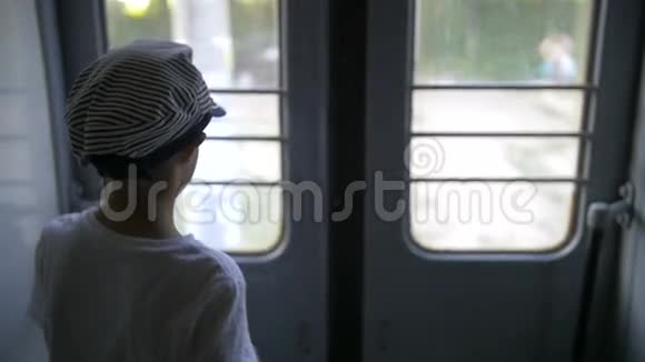 从火车上出来的男孩慢动作视频的预览图