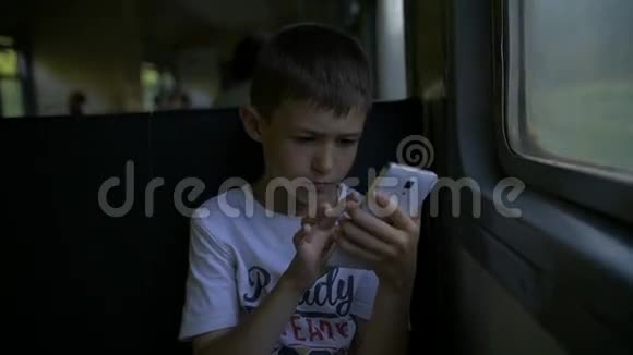 坐火车的男孩坐着马车用手机慢动作视频的预览图