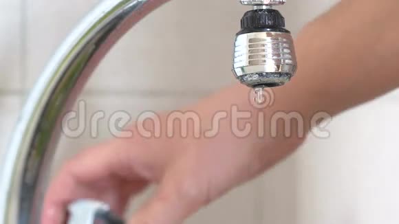 女人或男人在厨房洗手池洗盘子视频的预览图