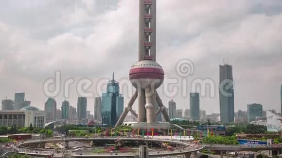 阳光明媚的一天上海东方明珠塔登顶4K时光流逝中国视频的预览图