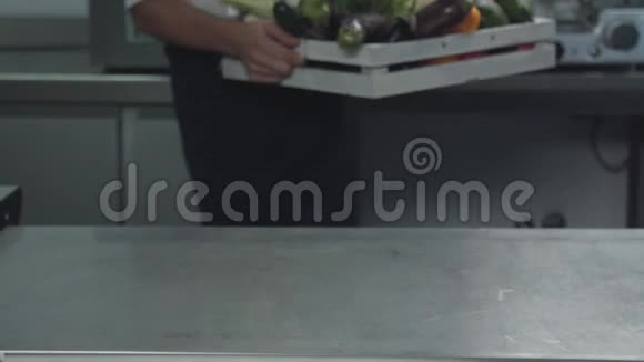 厨师把一盒蔬菜蔬菜和蘑菇放在桌子上视频的预览图