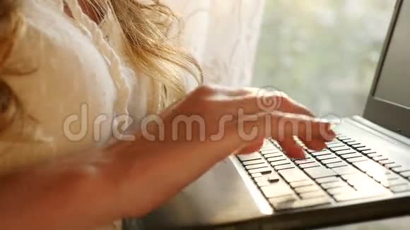 女孩手里拿着笔记本电脑高清高清视频的预览图