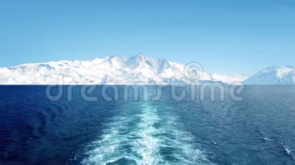 从冰冻景观中的船上观看视频的预览图