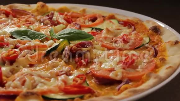 白色餐盘和黑桌上的意大利披萨视频的预览图