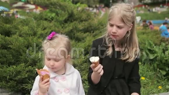 吃冰淇淋的漂亮姐妹视频的预览图