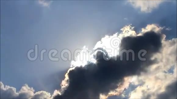阳光透过云层照耀视频的预览图