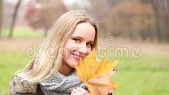 美丽的女人送吻手里拿着叶子视频的预览图