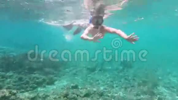 一个小男孩潜水的水下镜头视频的预览图