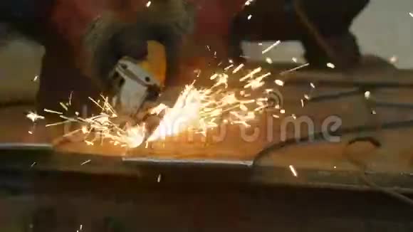 关闭工人手使用角磨机金属建筑金属火花慢慢地转向相机慢慢视频的预览图