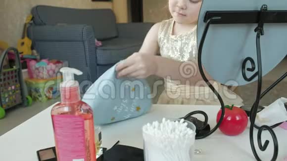 一个红头发的小女孩从化妆袋里化妆照镜子化妆脸时尚时尚时尚化妆品视频的预览图