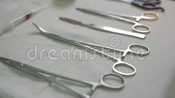 四种不同不锈钢手术钳和手术刀在白色背景下的特写交给医生视频的预览图