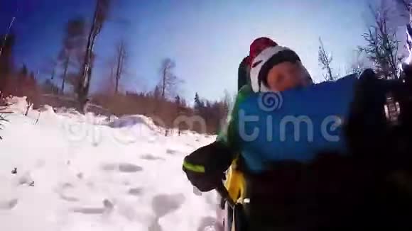 令人兴奋的多视角镜头父亲和儿子在寒假享受雪橇视频的预览图