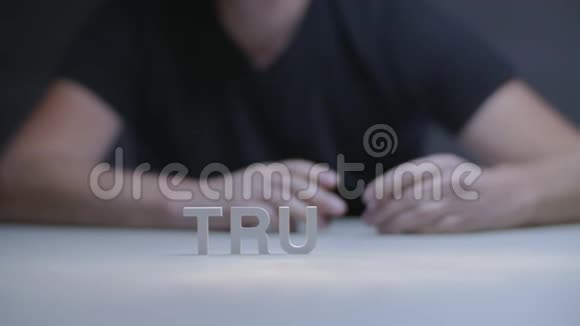 男性用白色字母在灰色背景下构成单词视频的预览图
