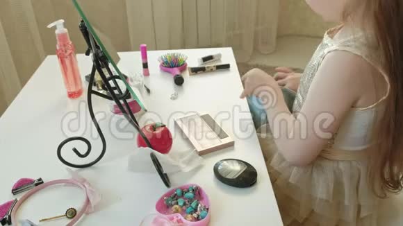 一个红头发的小女孩从化妆袋里化妆照镜子化妆脸时尚时尚时尚化妆品视频的预览图