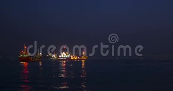 日落时的渔船和货船土耳其伊斯坦布尔时光流逝视频的预览图