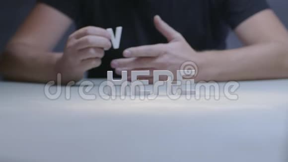 男性手部构词从白色字母到灰色背景视频的预览图