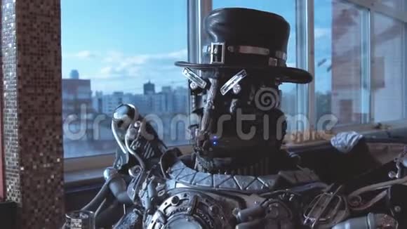 金属机器人坐在餐厅的桌子上在城市高层建筑的背景下喝着一杯葡萄酒视频的预览图