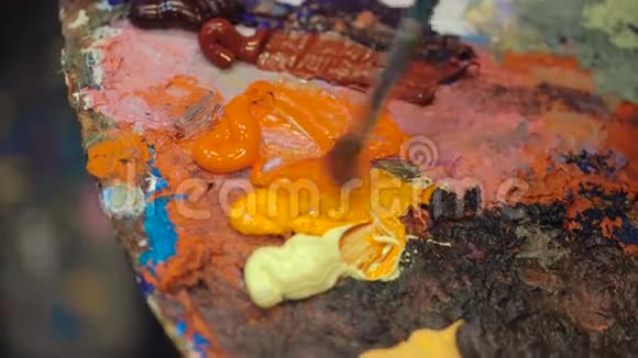 艺术家画笔混合彩色油画调色板视频的预览图