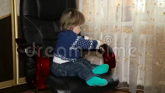 小男孩在家玩办公椅视频的预览图