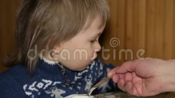 用勺子喂小男孩酸奶视频的预览图