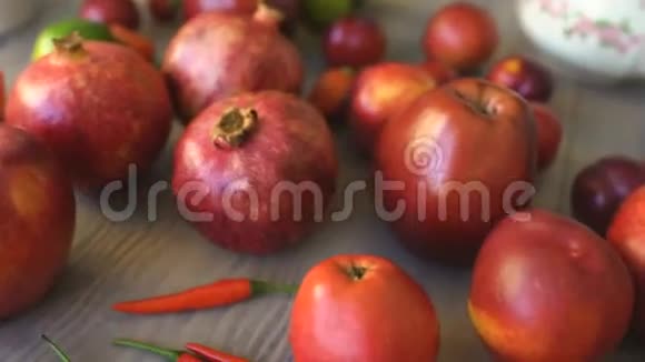 新鲜水果摆在沃登桌上苹果石榴辣椒石灰李子在厨师厨房里视频的预览图