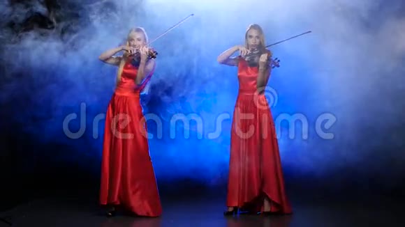两个穿红色裙子的女孩拉小提琴工作室吸烟视频的预览图