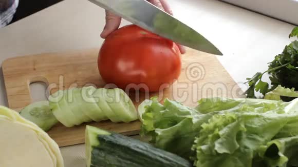 厨师切熟番茄果实视频的预览图