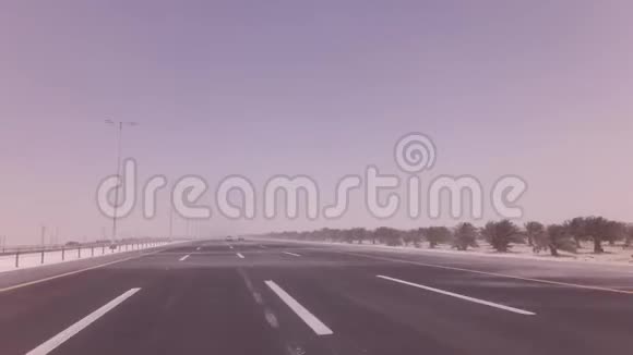 沙尘暴在高速公路上扫过沙子的录像视频的预览图