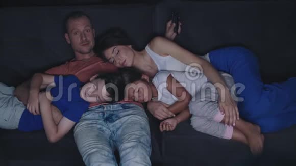 一家人在晚上看电视视频的预览图
