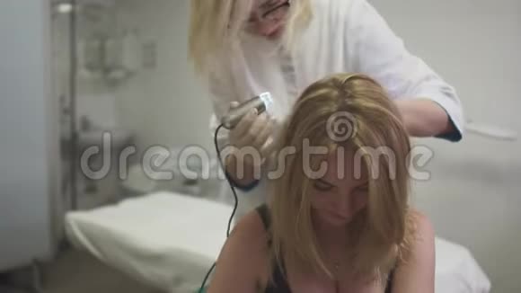 皮肤科医生检查女孩头部的皮肤视频的预览图