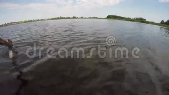 从湖上划过的船上看4K视频的预览图