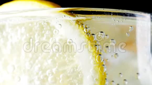 柠檬片在苏打水中视频的预览图