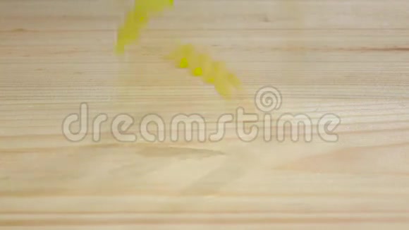 生通心粉面条落在木桌上慢动作视频的预览图