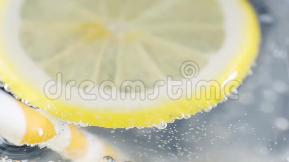 柠檬片在苏打水中视频的预览图