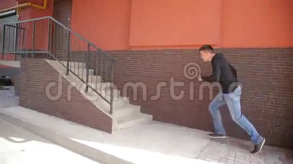 一个自由奔跑的人在扶手前面的拱顶上翻下一组楼梯视频的预览图