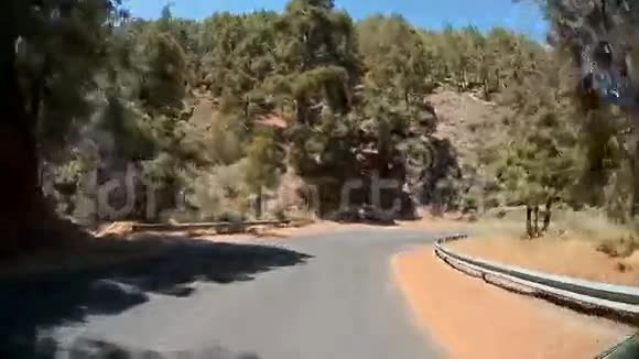 汽车在石头之间行驶视频的预览图