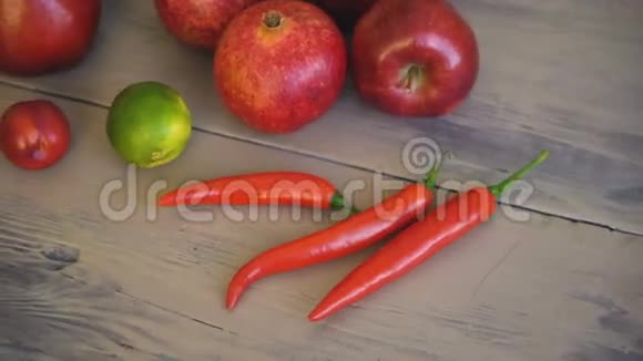 新鲜水果摆在沃登桌上苹果石榴辣椒石灰李子在厨师厨房里视频的预览图