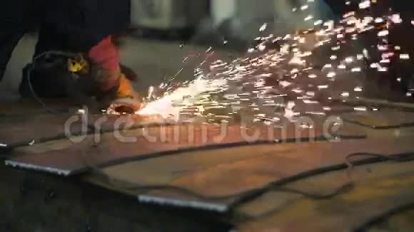 关闭工人手使用角磨机金属建筑金属火花慢慢地转向相机慢慢视频的预览图
