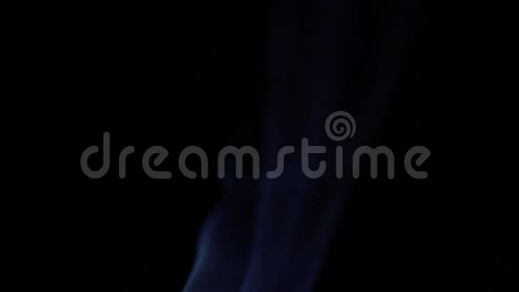 蓝色烟雾在黑色背景下缓慢地漂浮在空间中视频的预览图