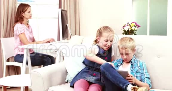 孩子们玩沙发游戏视频的预览图