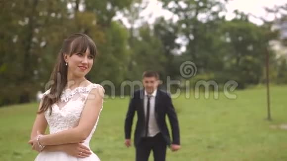 新娘和新郎在散步男人向他的妻子跑去视频的预览图