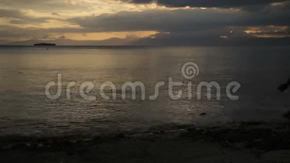 海滩上女性夕阳的剪影视频的预览图