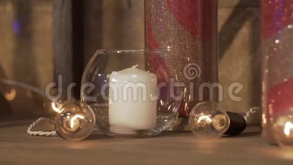 蜡烛的特写节日背景上美丽的白色蜡烛房间的新年情况白色蜡烛视频的预览图