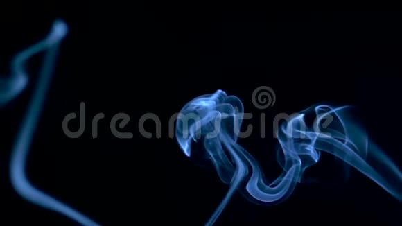 蓝色烟雾在黑色背景下缓慢地漂浮在空间中视频的预览图