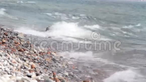 波浪沿着岩石海岸猛烈地撞击视频的预览图