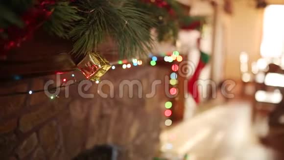 穿着针织毛衣的人把圣诞花环挂在石头上用五颜六色的闪光花环装饰着真正的壁炉视频的预览图